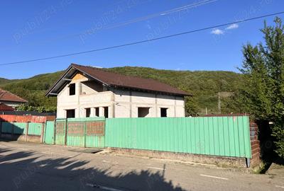 Vand casa cu mansarda la ro?u