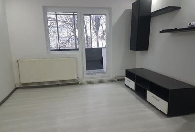 Apartament trei camere, semimobilat, renovat frumos, etaj 3, Mioritei - 7