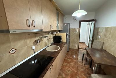 Apartament cu 3 camere decomandat, mobilat în Tractorul - 8