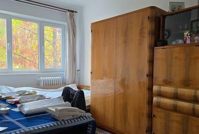 Apartament cu 3 camere semidecomandat în Gojdu
