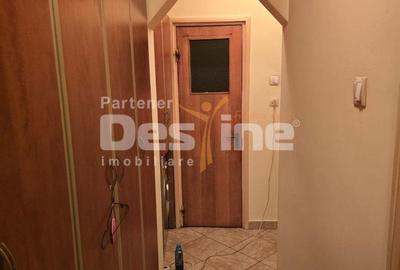 Apartament cu 3 camere decomandat, mobilat în Tei