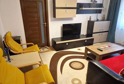 Inchiriez Apartament cu 2 Camere in Campina, Central - 1