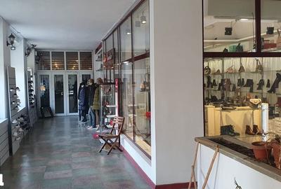 Spațiu comercial, de 120 mp, în Central - 4