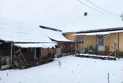 Casă cu Teren 17 Mp în Țicău - 1