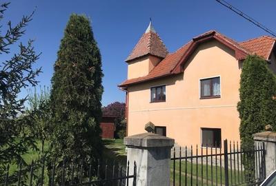 Casă individuală cu 10 camere în Periferie