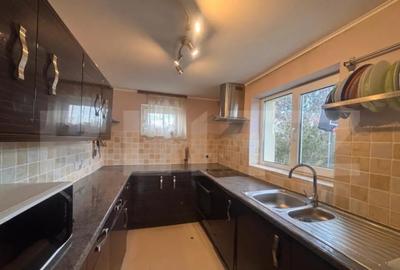 Casă cu 3 camere cu Teren 1300 Mp în Central - 1