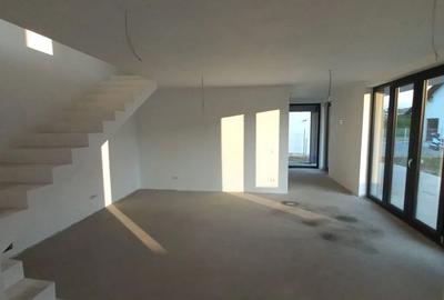 Casă cu 4 camere cu Teren 340 Mp în Micești - 9