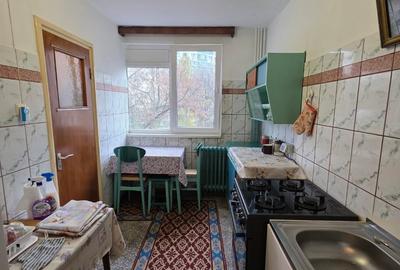 1 Decembrie 1918 intersectie Jean Steriadi, 10 minute metrou , vav Auchan, - 11