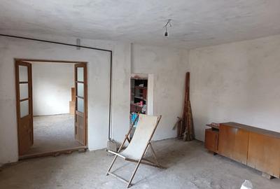 Casa parter+1 Razvad, la 7 km de Targovi?te (Dambovi?a), conectata la apa, gaz, curent - 5