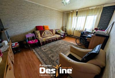 4 camere decomandat - 2 bai cu geam - centrala termica - simplu - la strada, CUG