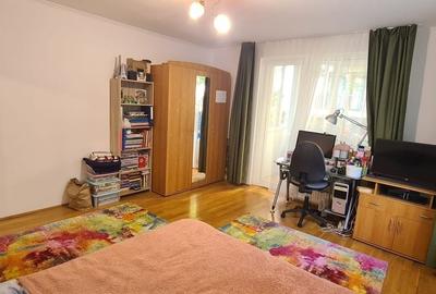 Apartament cu 3 camere semidecomandat în Europa