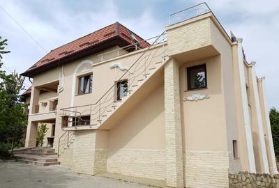 Casă cu 7 camere în Central - 2