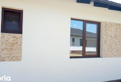 Casă cu 4 camere cu Teren 700 Mp în Central - 1