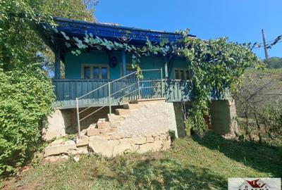 Casă individuală cu 2 camere în Est