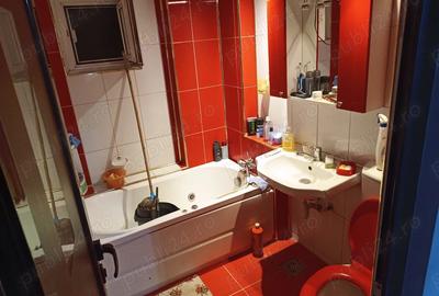 Apartament cu 3 camere decomandat în Micro 19