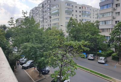 Apartament cu 3 camere semidecomandat, mobilat în Banu Manta