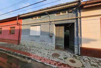 Casa de vanzare pe strada Decebal, Caransebes. 75.000euro - 1