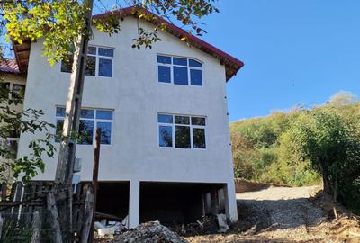 Casă cu 4 camere în Coțofenești - 1