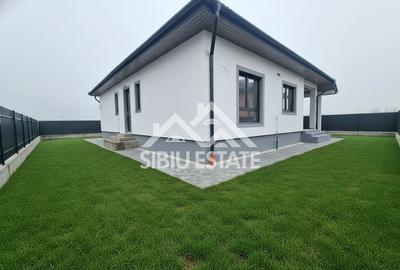 Casă individuală cu 4 camere cu Canalizare în Cristian