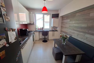 Apartament cu 3 camere semidecomandat, mobilat în Andrei Mureșanu