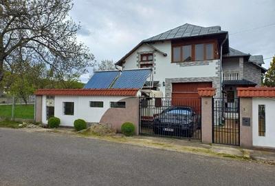 Casă cu 6 camere cu Teren 900 Mp în Pucioasa - 1
