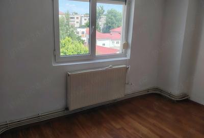 Apartament cu 2 camere decomandat în Piața
