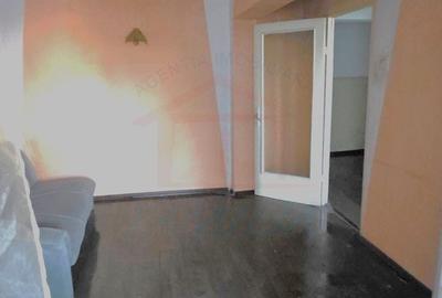 Apartament cu 2 camere decomandat în