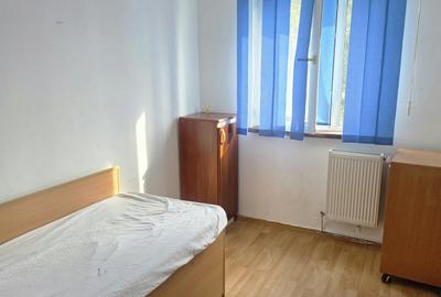 Apartament cu 3 camere semidecomandat în Tătărași