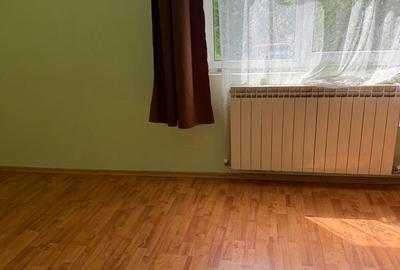 Apartament cu 3 camere semidecomandat în Ostroveni - 1