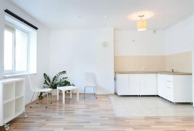 Apartament cu 3 camere semidecomandat în Vitan