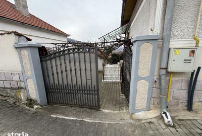 Casă cu 5 camere cu Teren 496 Mp în Central - 1