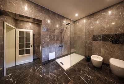 Casă individuală cu 8 camere cu Canalizare în Central - 24