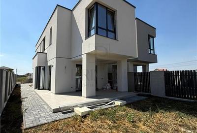 Casă individuală cu 4 camere cu Canalizare în Moșnița Nouă