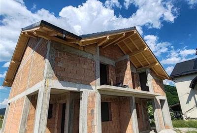 Casă cu 4 camere cu Teren 1000 Mp în Glăjărie