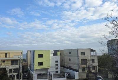 Apartament cu 3 camere semidecomandat, mobilat în Faleza Nord