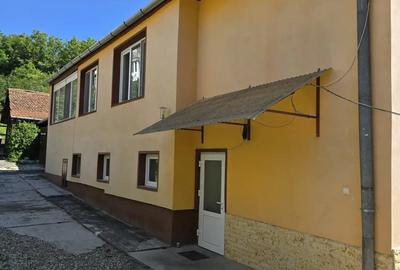 Casă cu Teren 720 Mp în Central