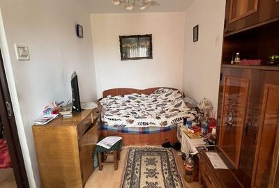 Apartament cu 4 camere semidecomandat în Craiovița Nouă