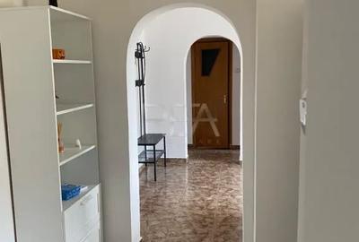 Apartament cu 4 camere semidecomandat în Văcăresti