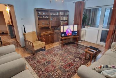 Apartament cu 3 camere semidecomandat, mobilat în Rovine