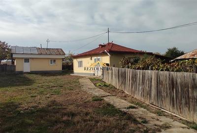Casă individuală cu 2 camere cu Teren 2638 Mp în Curtești