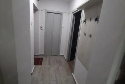 Apartament cu 3 camere decomandat în Cornișa