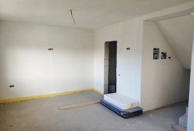 Casă cu 4 camere cu Canalizare în Central - 2