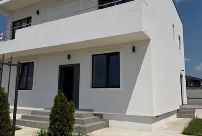 Casă individuală cu 5 camere cu Canalizare în Pantelimon - 1