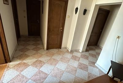 Apartament cu 4 camere decomandat, mobilat în Central