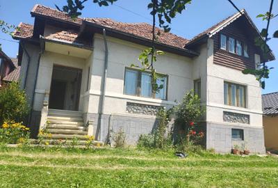 Casă cu 4 camere în Central