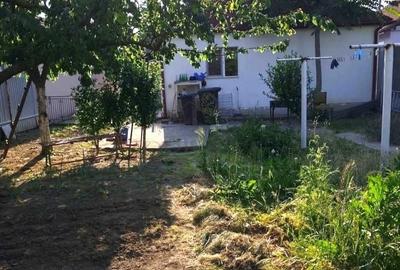 Casă cu 3 camere decomandat în Girocului