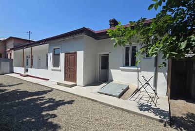 Casă cu 3 camere cu Canalizare în Central