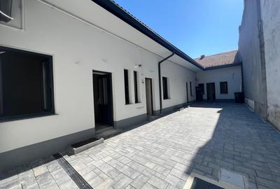Casă individuală cu 5 camere cu Canalizare în Central