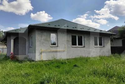 Casă cu 4 camere cu Teren 1057 Mp în Central - 1