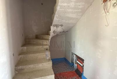 Casă cu 4 camere cu Teren 330 Mp în Moșnița Nouă